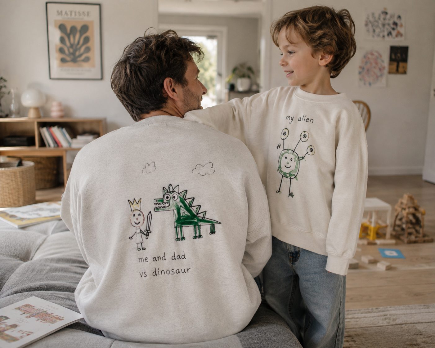Vater und Sohn in passenden bestickten Sweatshirts