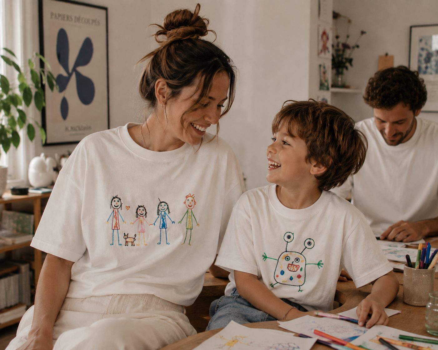 Mutter und Sohn in bestickten T-Shirts am Tisch
